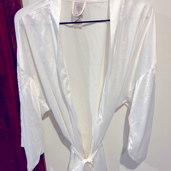 White satin bridal robe with lace - Picture 2 of 2
